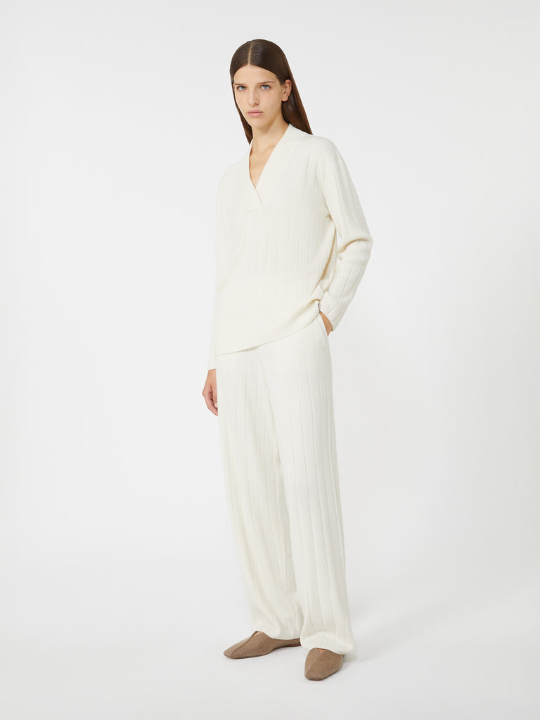 Cashmere yarn sweater