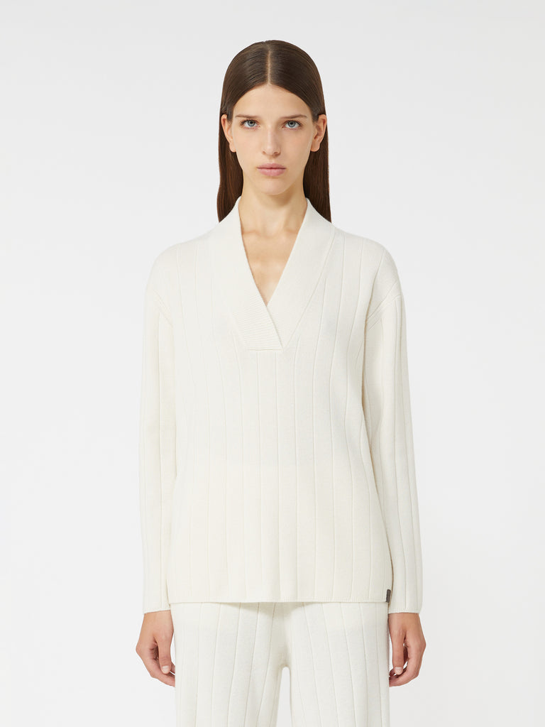 Cashmere yarn sweater