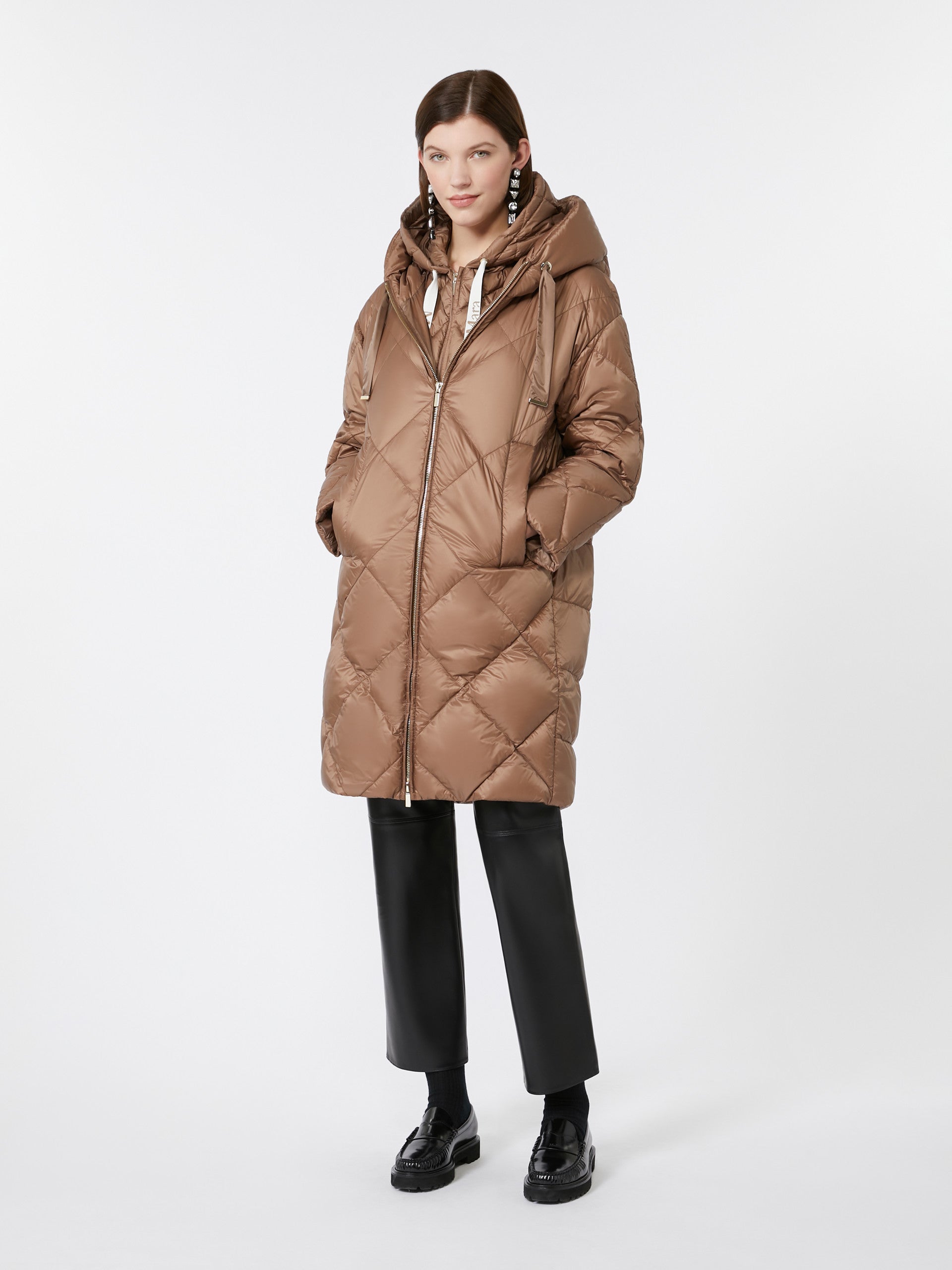 Down jacket in iridescent water-repellent fabric