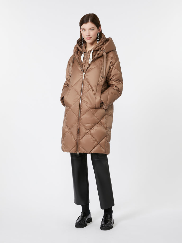 Down jacket in iridescent water-repellent fabric