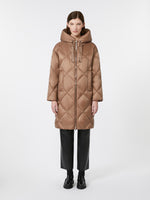 Down jacket in iridescent water-repellent fabric