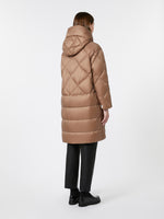 Down jacket in iridescent water-repellent fabric