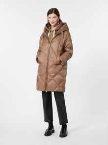 Down jacket in iridescent water-repellent fabric